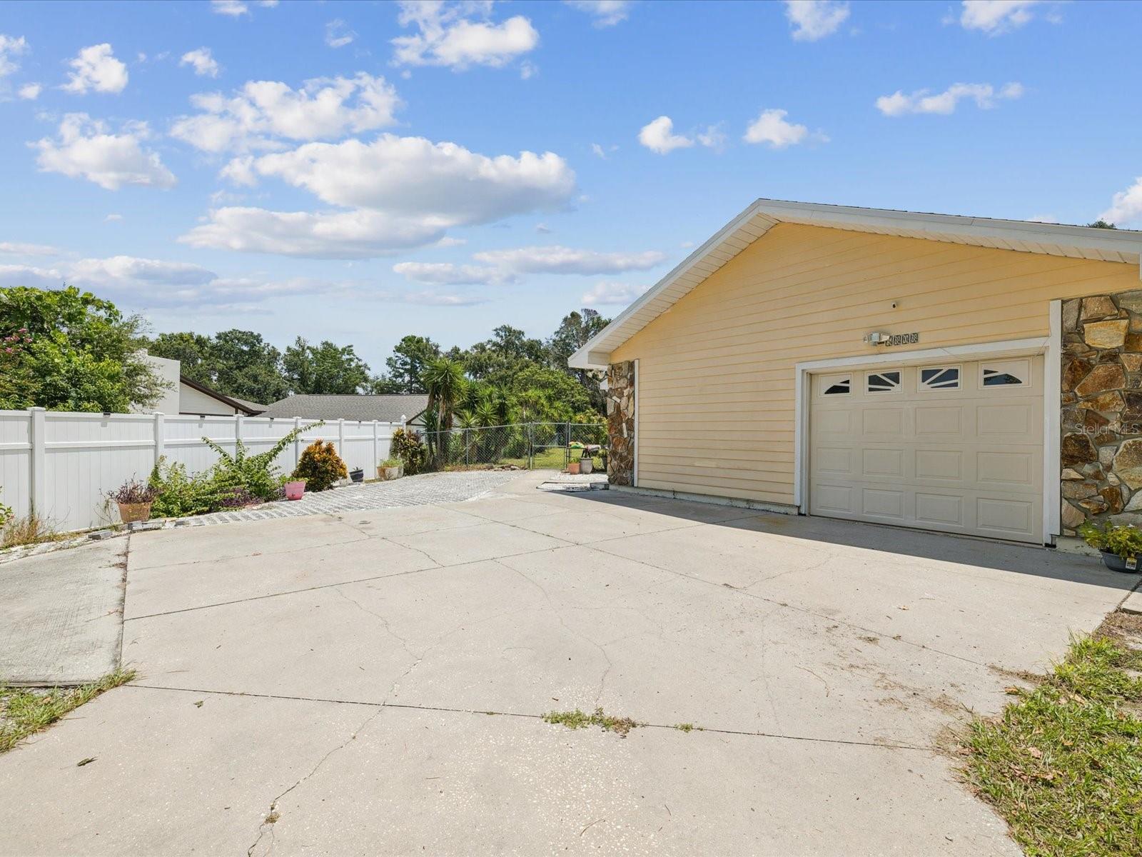 Listing photo id 43 for 5808 Carina Trace