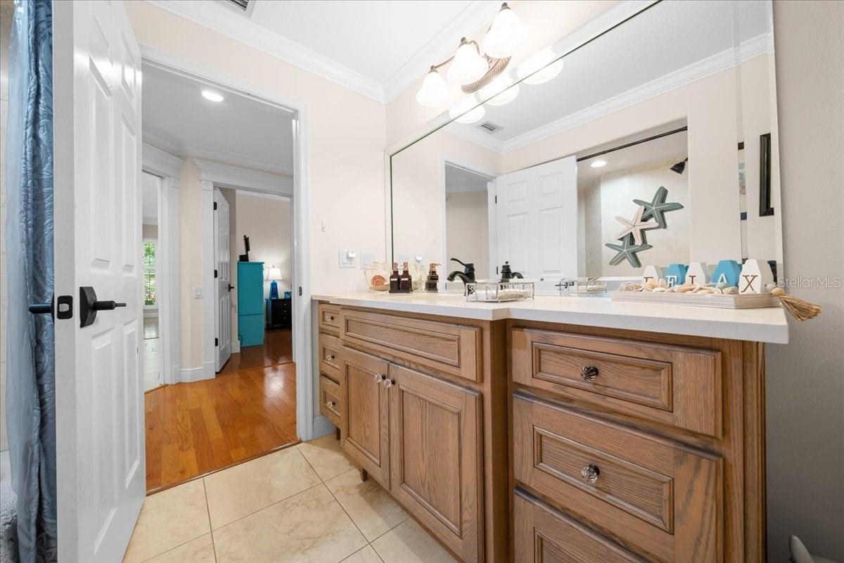 Listing photo id 34 for 10111 Weeks Drive
