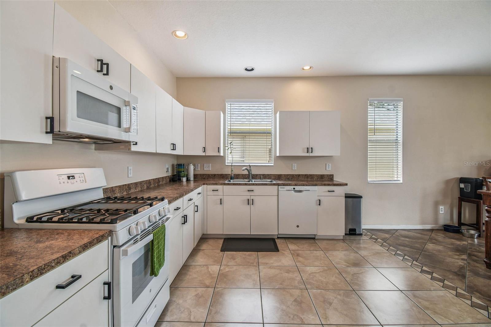 Listing photo id 10 for 9637 Riverchase Drive