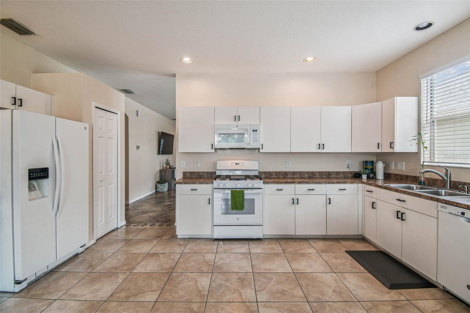 Listing photo id 12 for 9637 Riverchase Drive