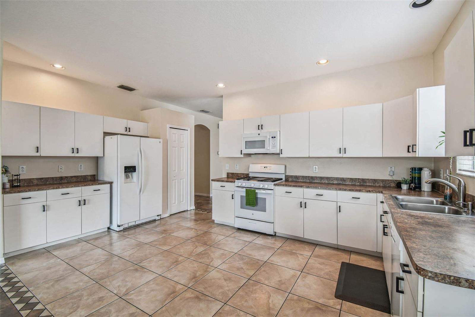 Listing photo id 13 for 9637 Riverchase Drive