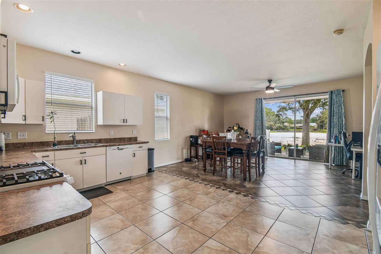 Listing photo id 21 for 9637 Riverchase Drive