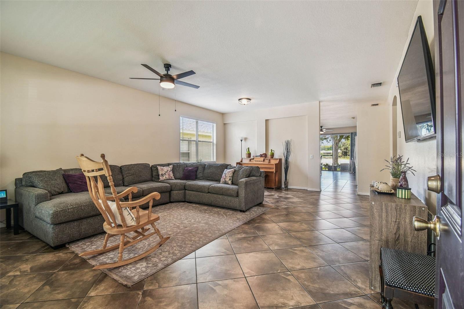 Listing photo id 4 for 9637 Riverchase Drive