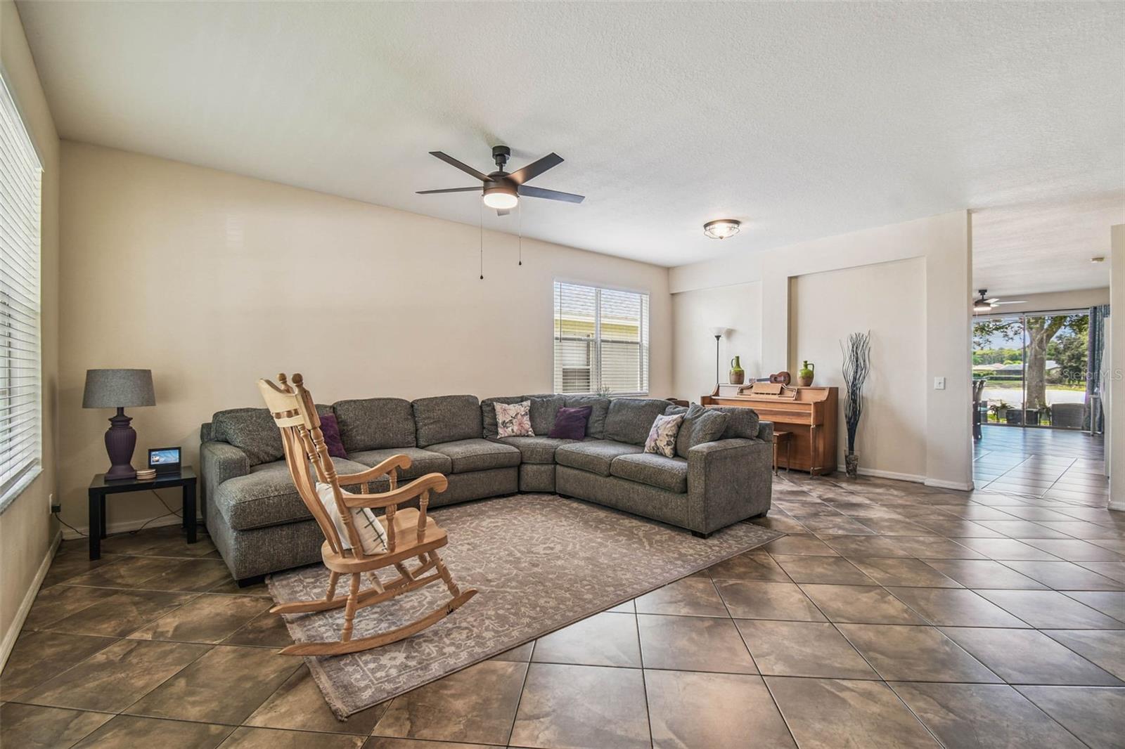 Listing photo id 5 for 9637 Riverchase Drive