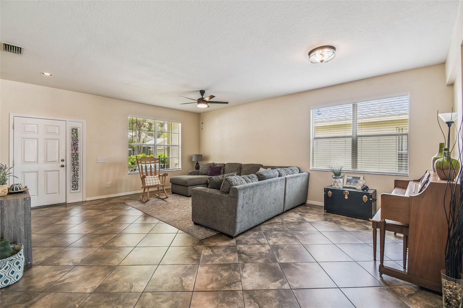 Listing photo id 6 for 9637 Riverchase Drive