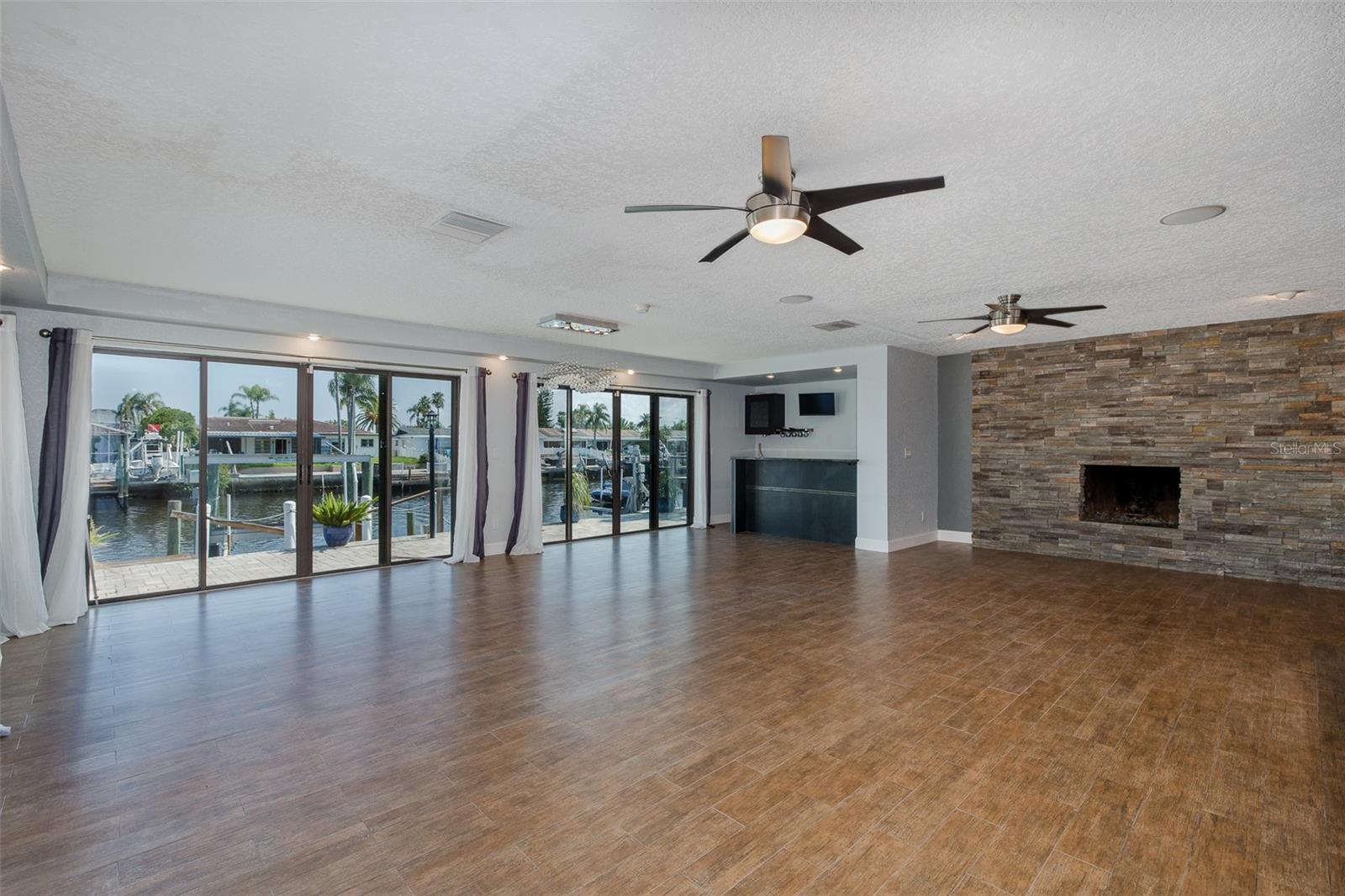 Listing photo id 8 for 3841 Rudder Way