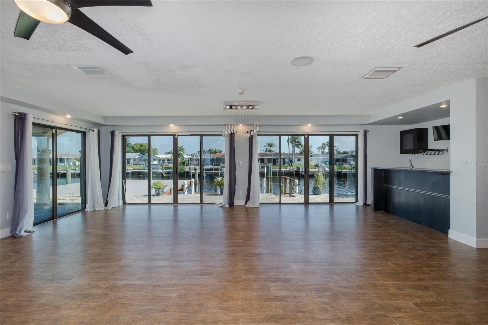 Listing photo id 9 for 3841 Rudder Way