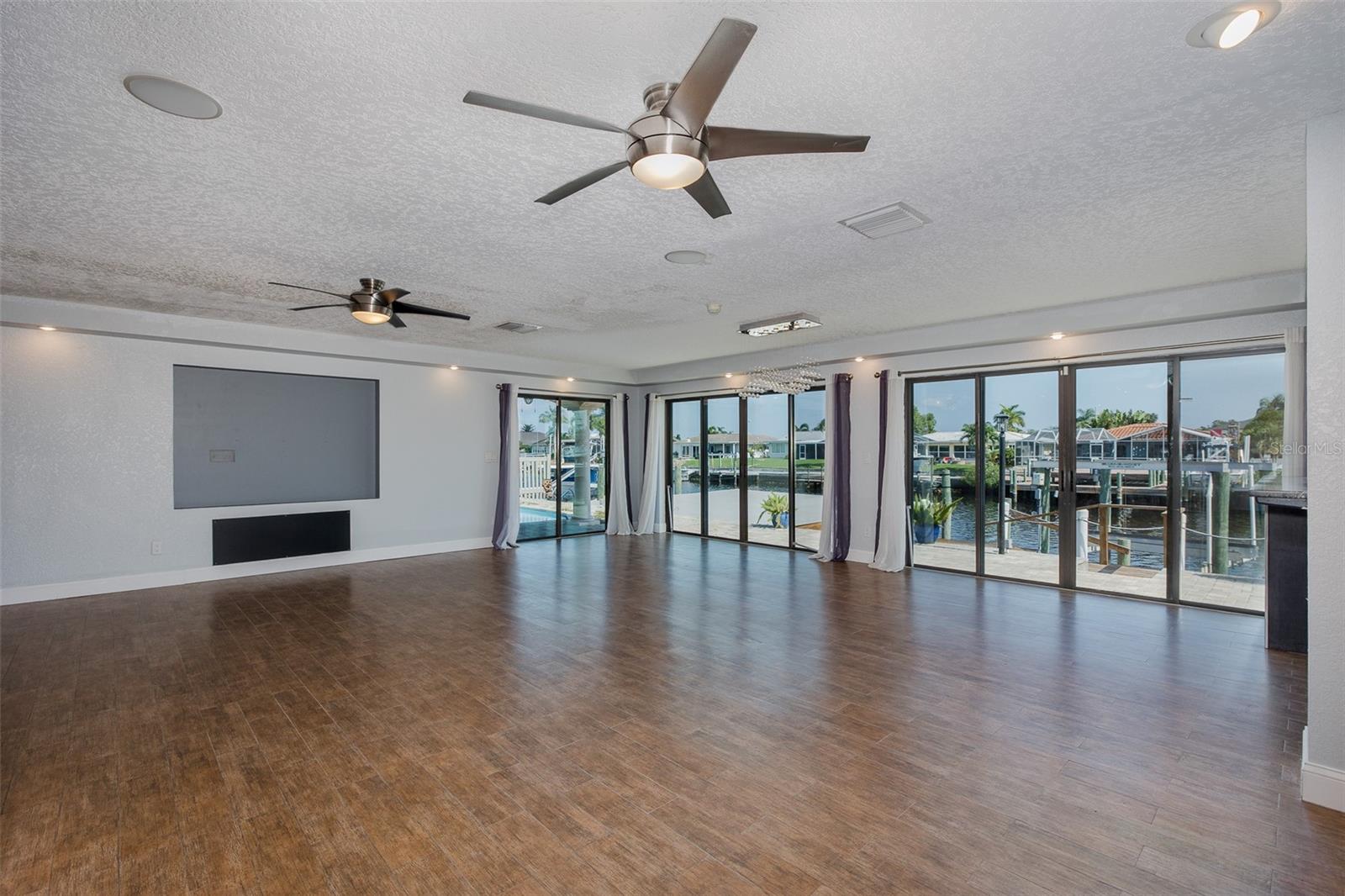 Listing photo id 10 for 3841 Rudder Way