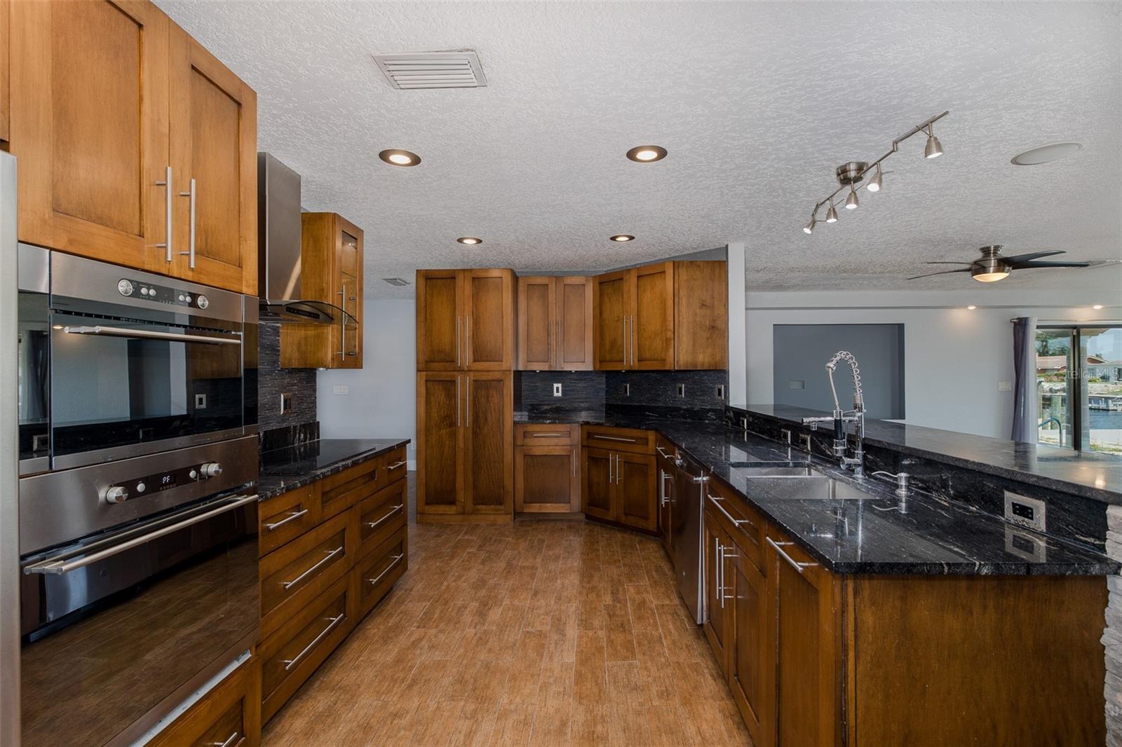 Listing photo id 16 for 3841 Rudder Way