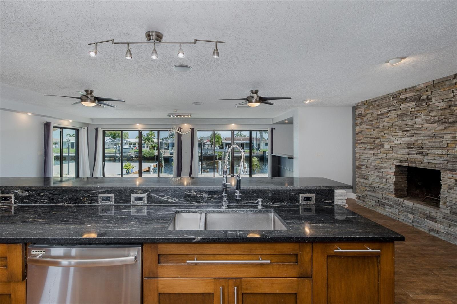 Listing photo id 17 for 3841 Rudder Way