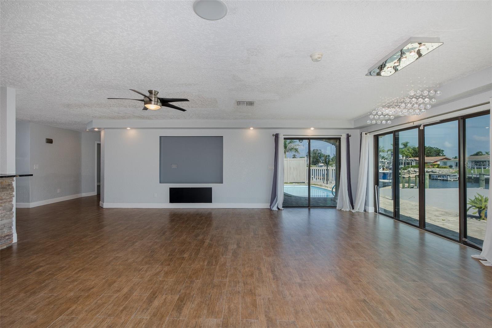 Listing photo id 21 for 3841 Rudder Way