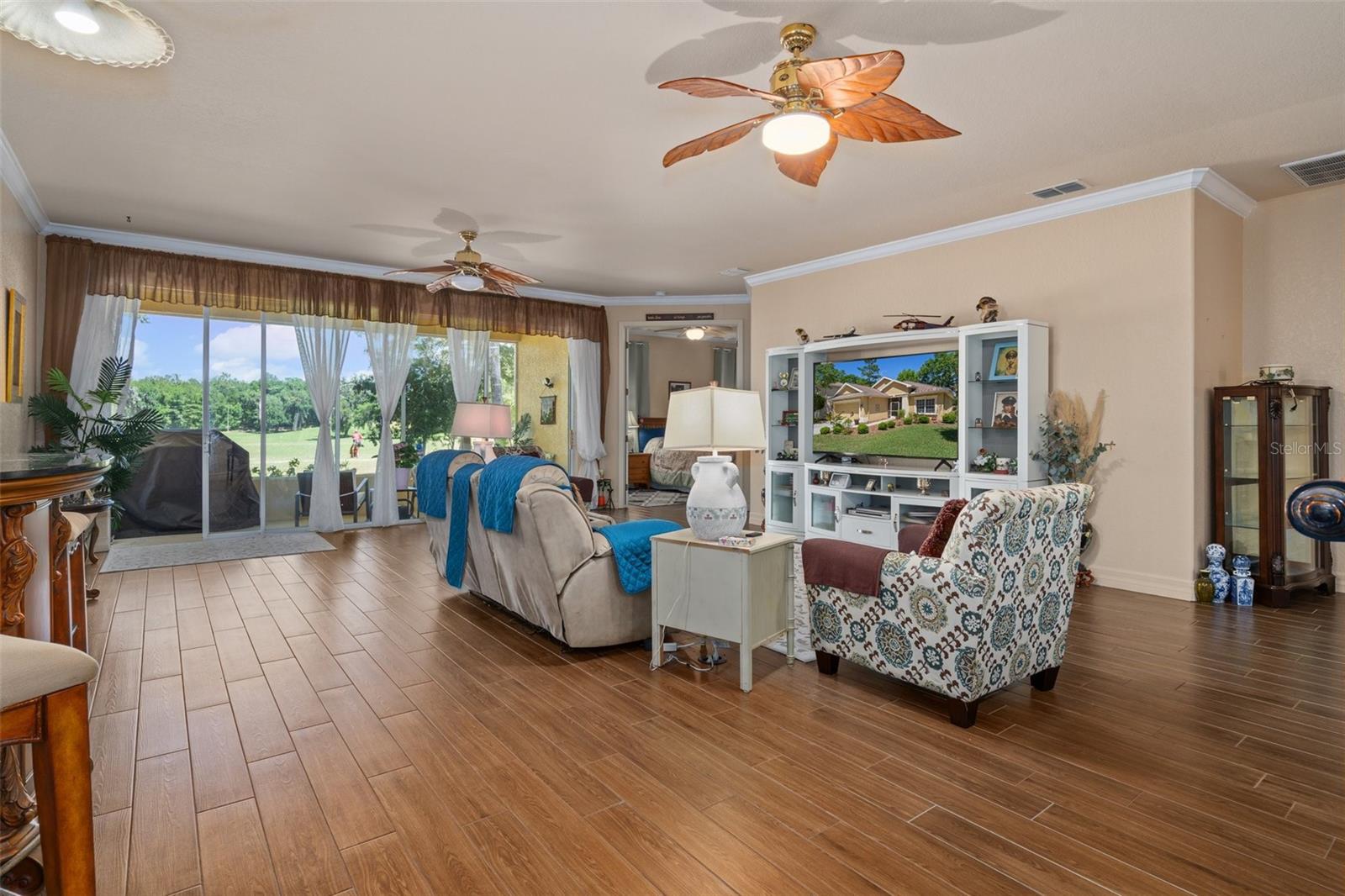 Listing photo id 9 for 5248 Esplande Court