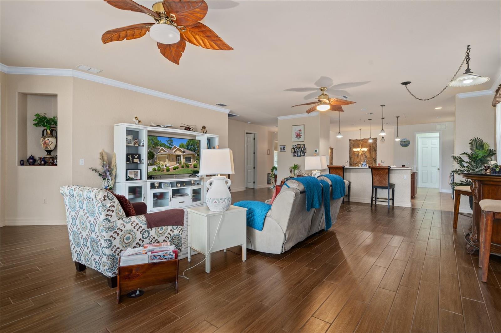 Listing photo id 10 for 5248 Esplande Court