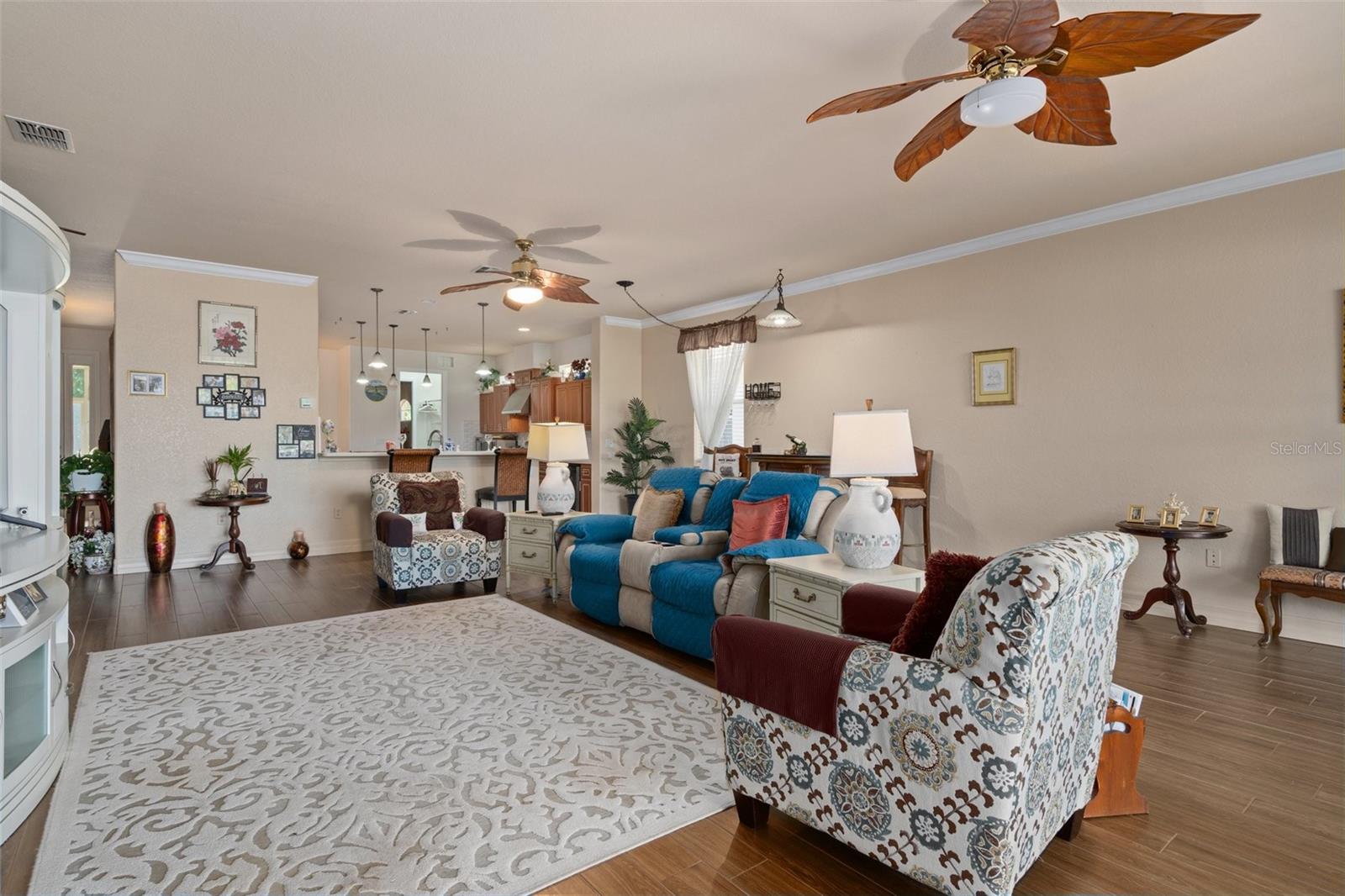 Listing photo id 11 for 5248 Esplande Court