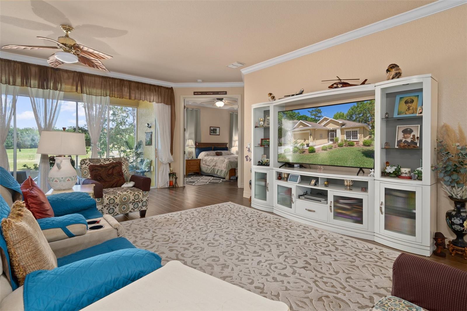 Listing photo id 13 for 5248 Esplande Court