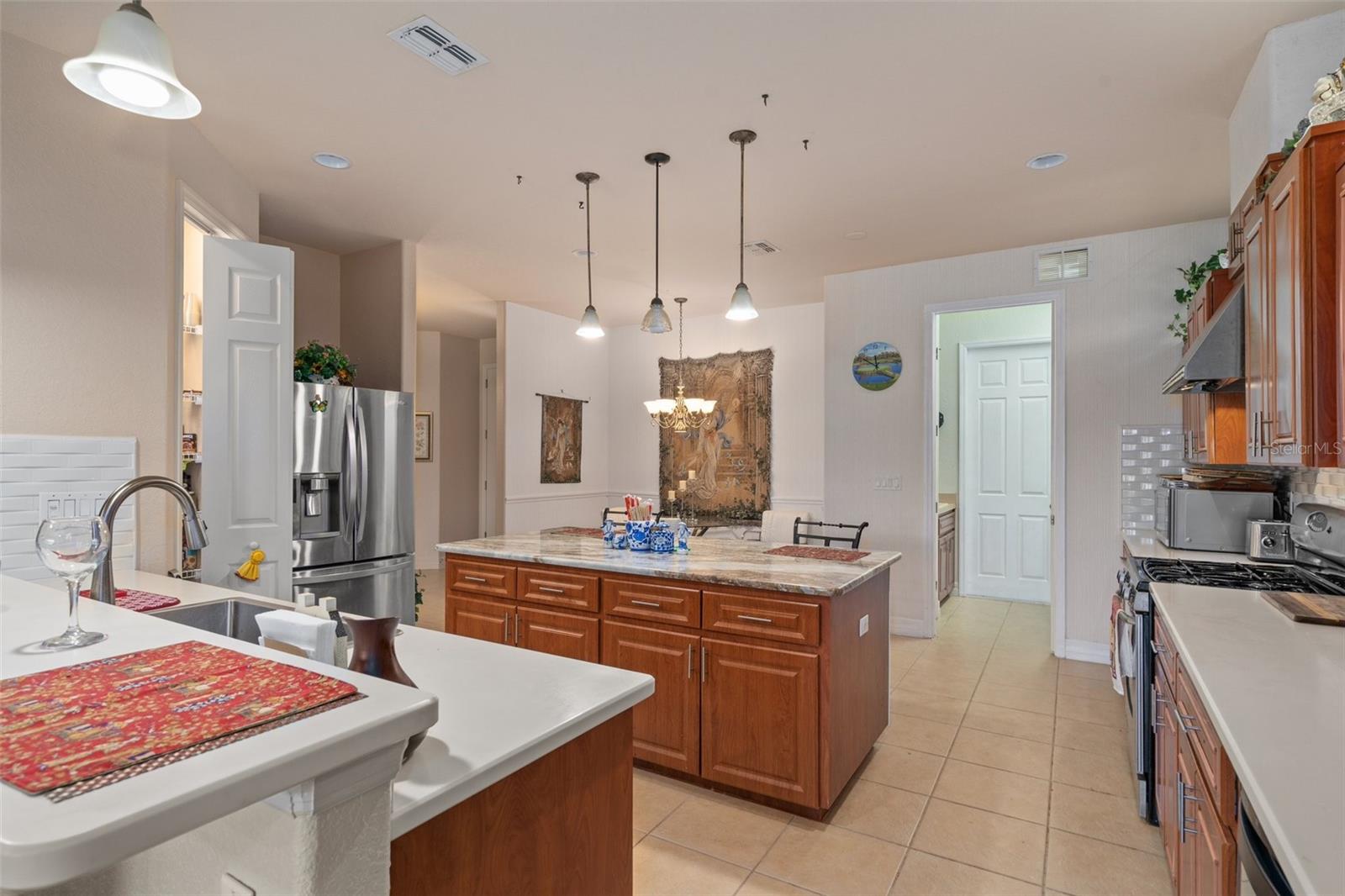 Listing photo id 15 for 5248 Esplande Court