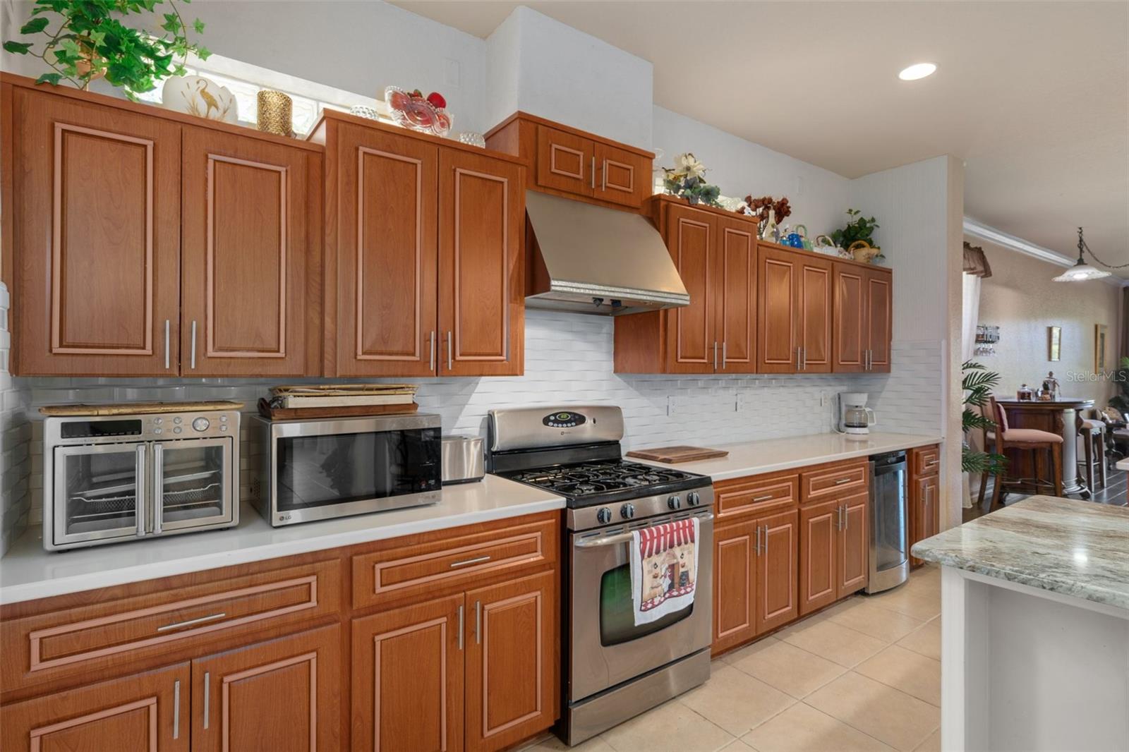 Listing photo id 16 for 5248 Esplande Court