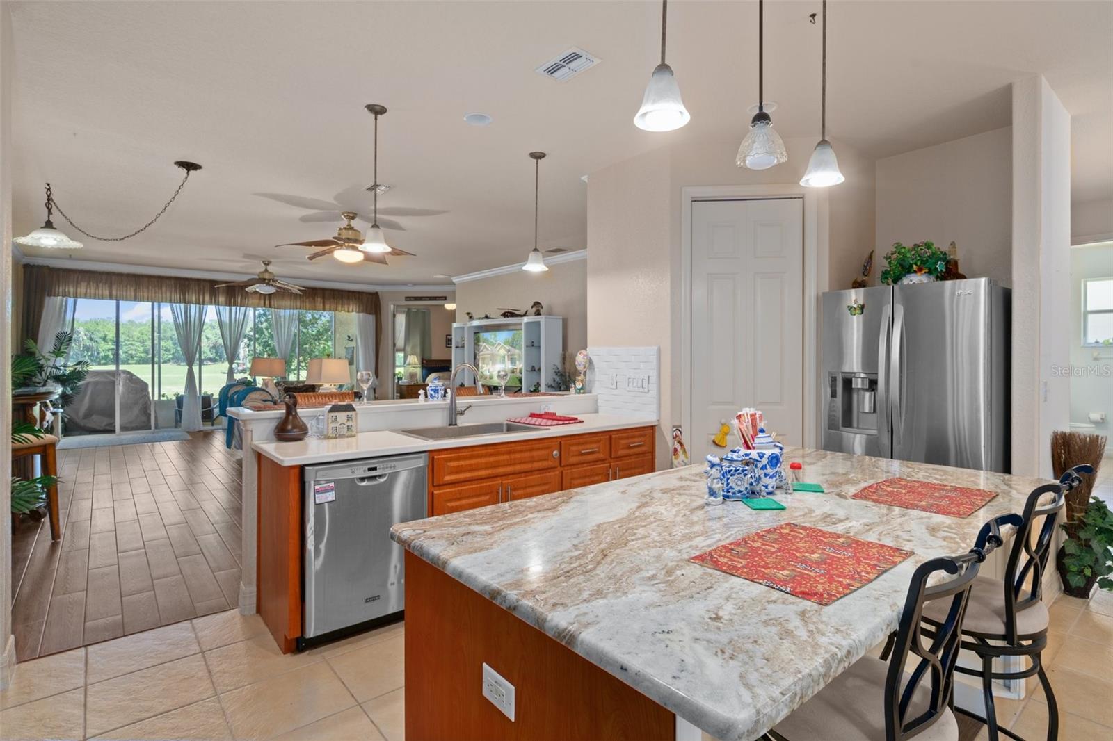 Listing photo id 17 for 5248 Esplande Court