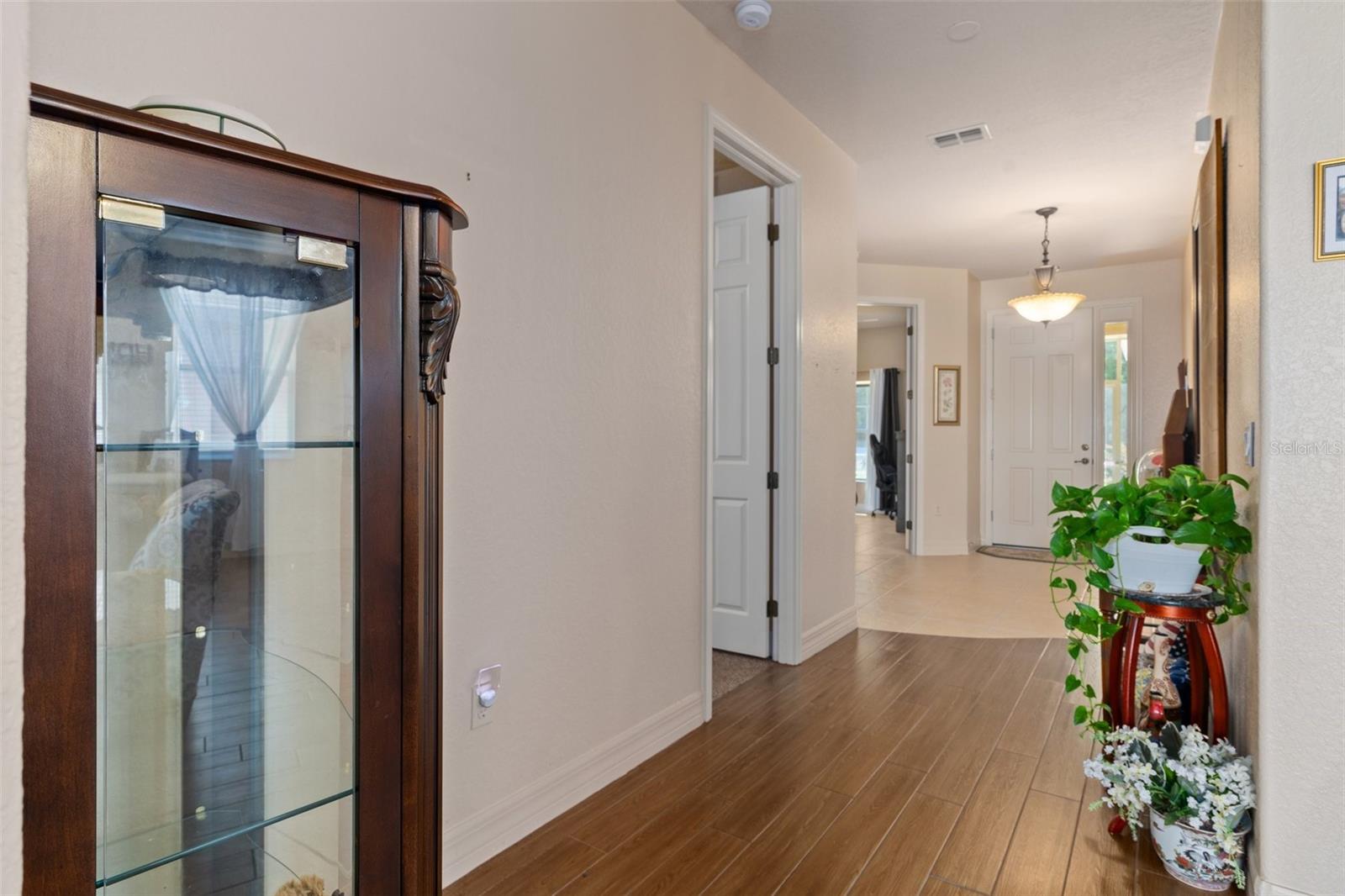 Listing photo id 6 for 5248 Esplande Court