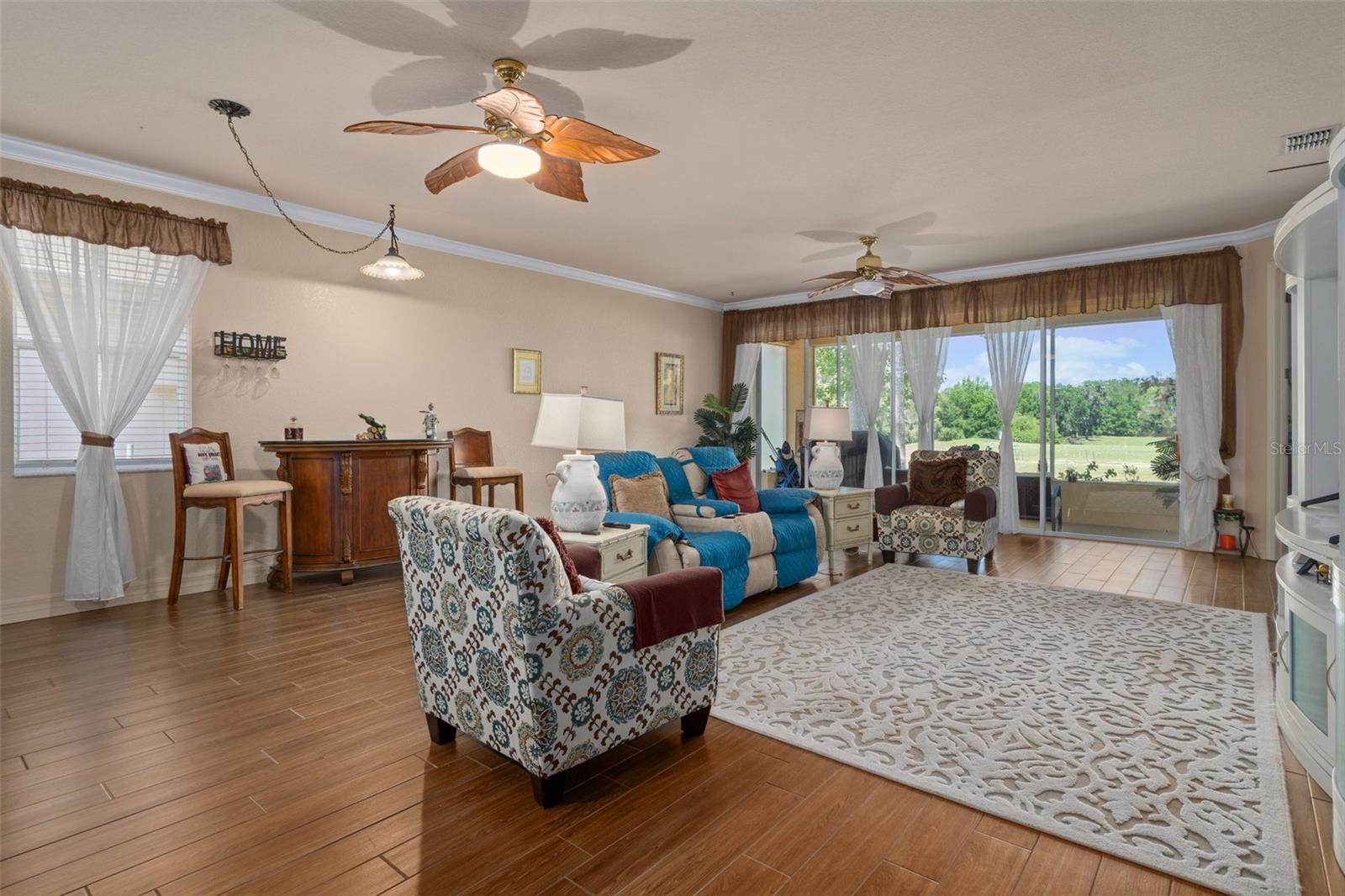 Listing photo id 7 for 5248 Esplande Court