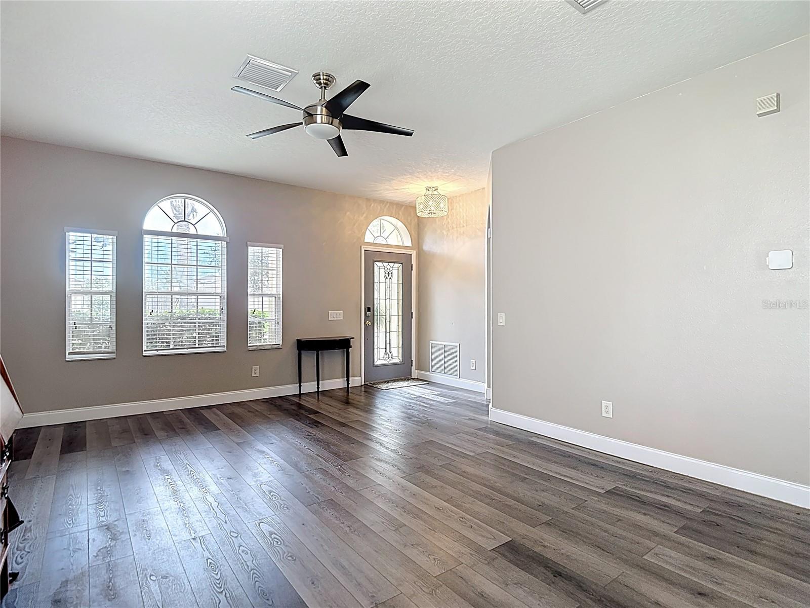 Listing photo id 11 for 9528 Baton Rouge Lane