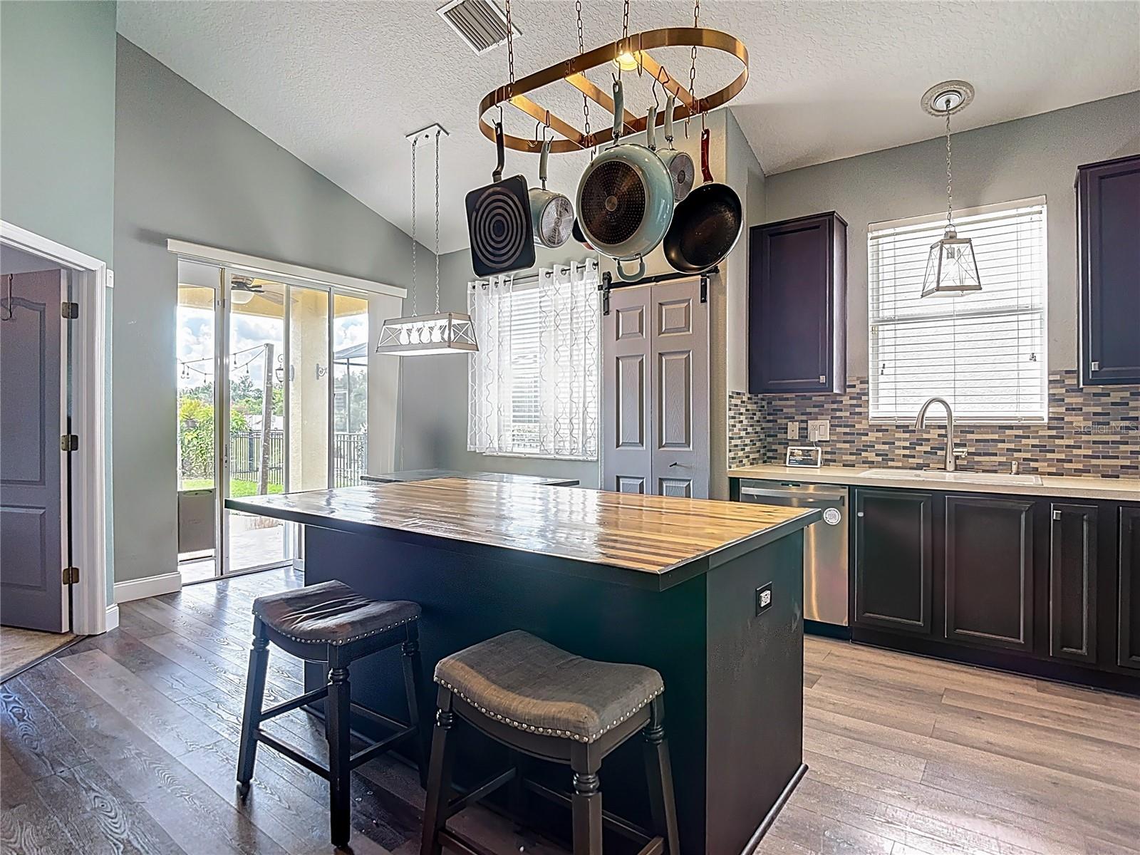 Listing photo id 16 for 9528 Baton Rouge Lane