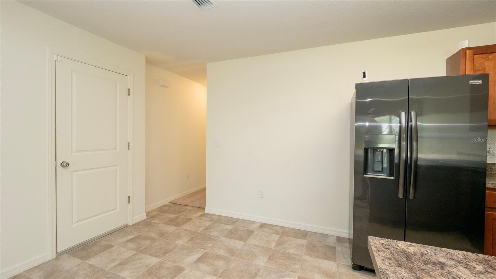 Listing photo id 10 for 7102 Centerwood Avenue