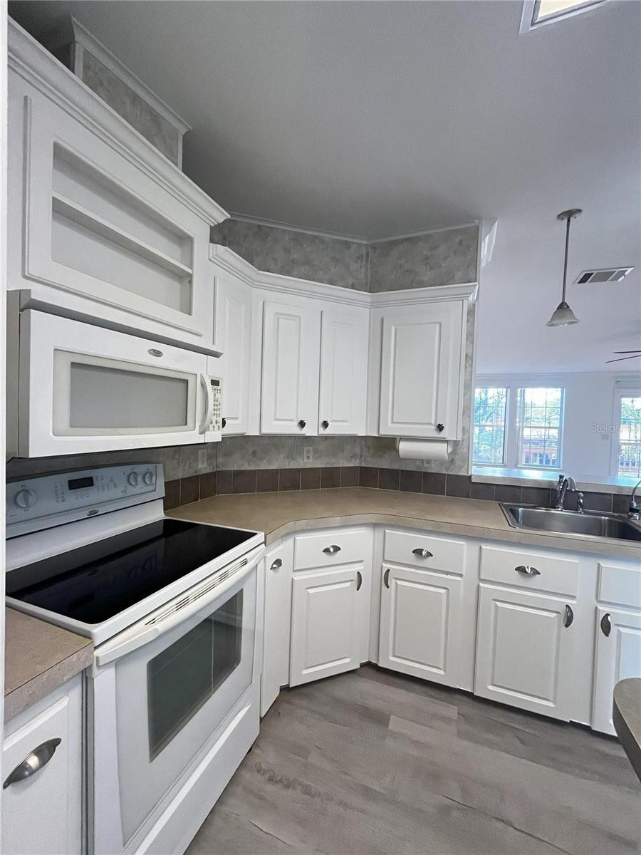 Listing photo id 8 for 14340 Midfield Street