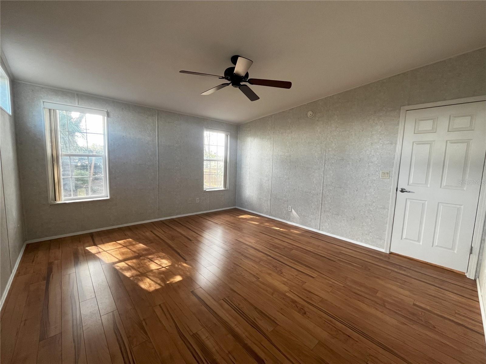 Listing photo id 11 for 14340 Midfield Street