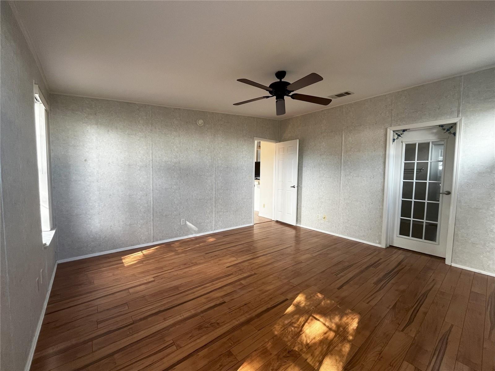 Listing photo id 12 for 14340 Midfield Street