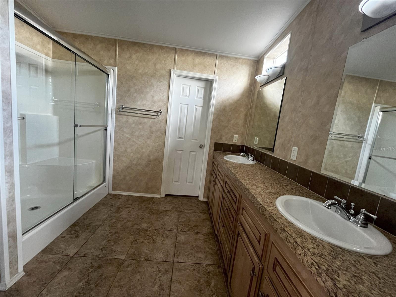 Listing photo id 13 for 14340 Midfield Street