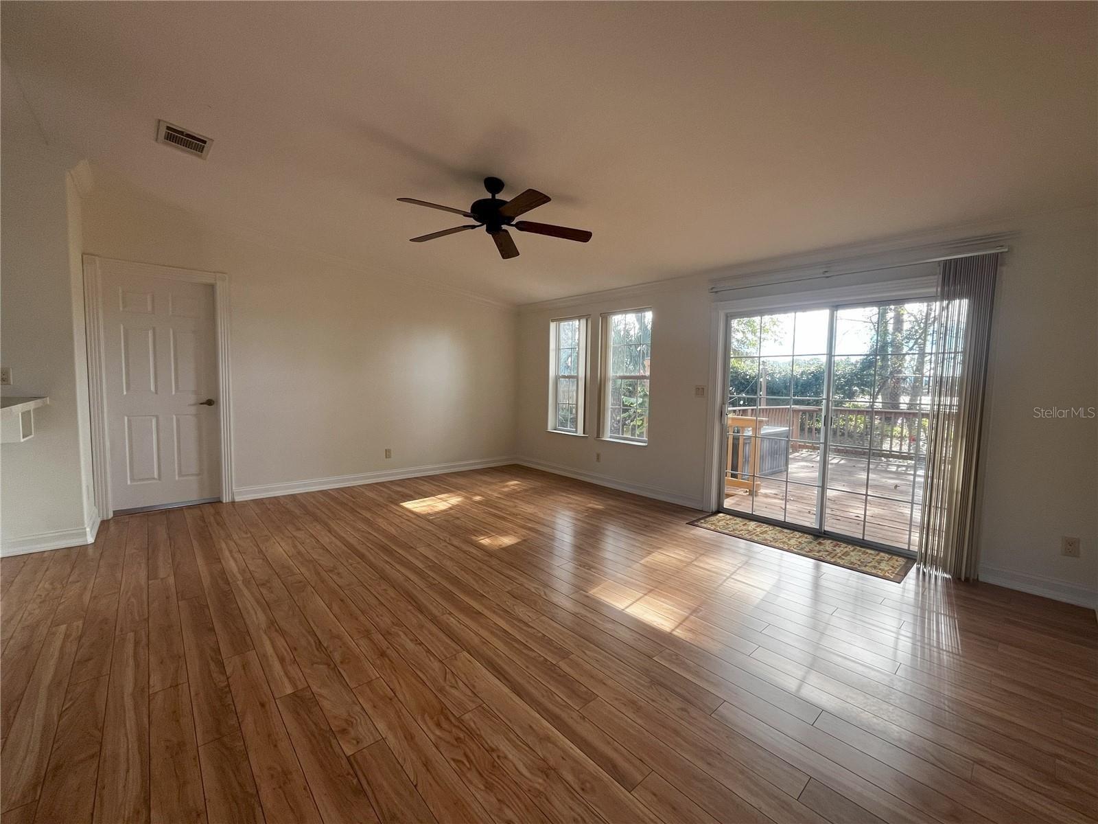 Listing photo id 0 for 14340 Midfield Street