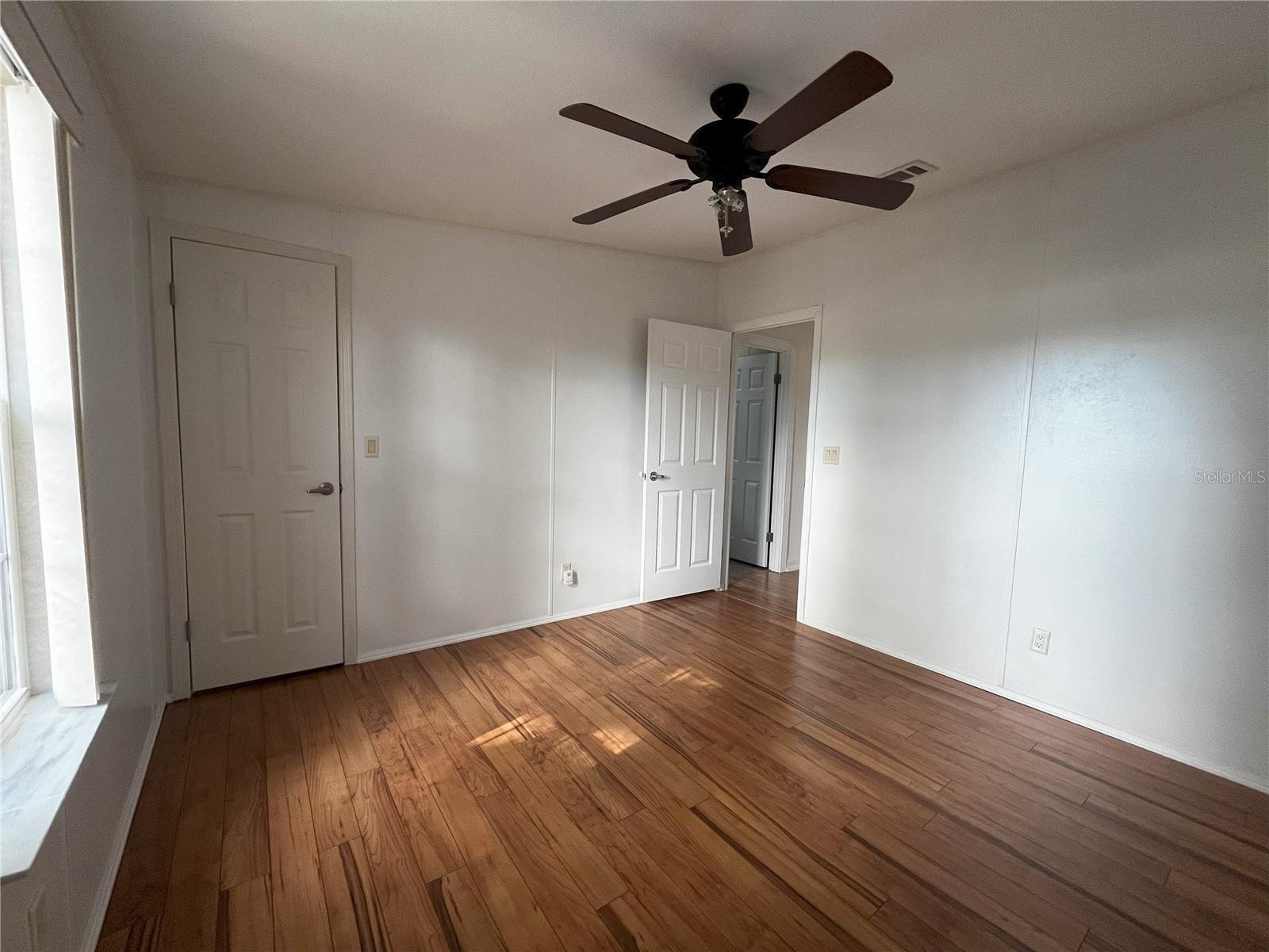 Listing photo id 18 for 14340 Midfield Street