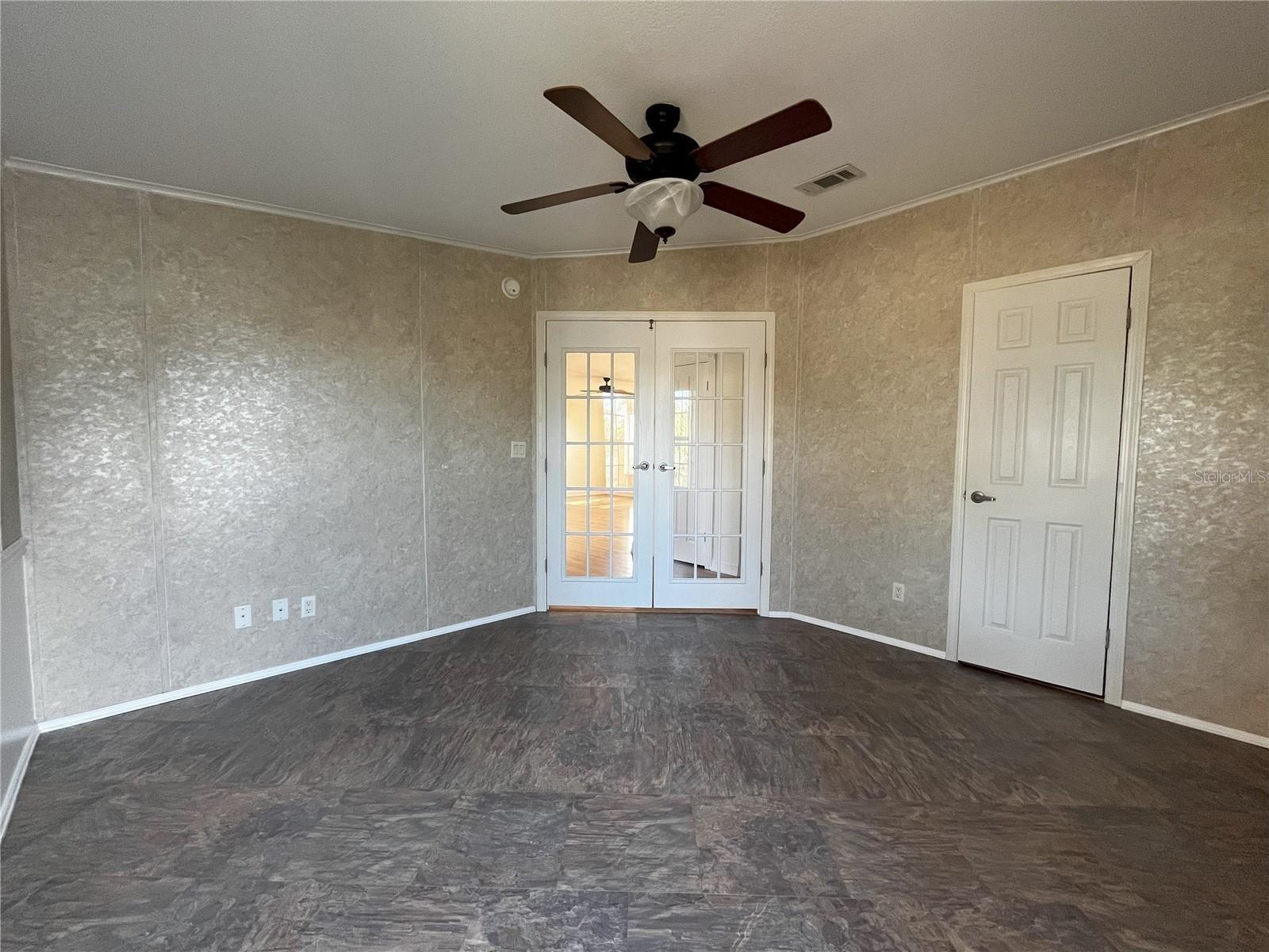 Listing photo id 22 for 14340 Midfield Street