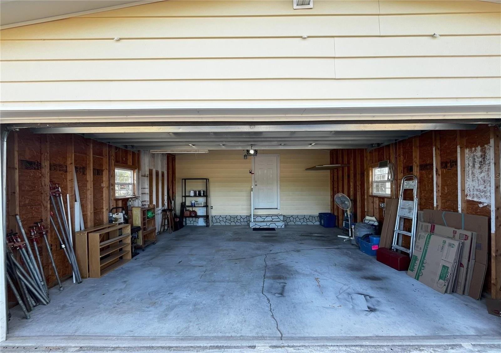 Listing photo id 25 for 14340 Midfield Street