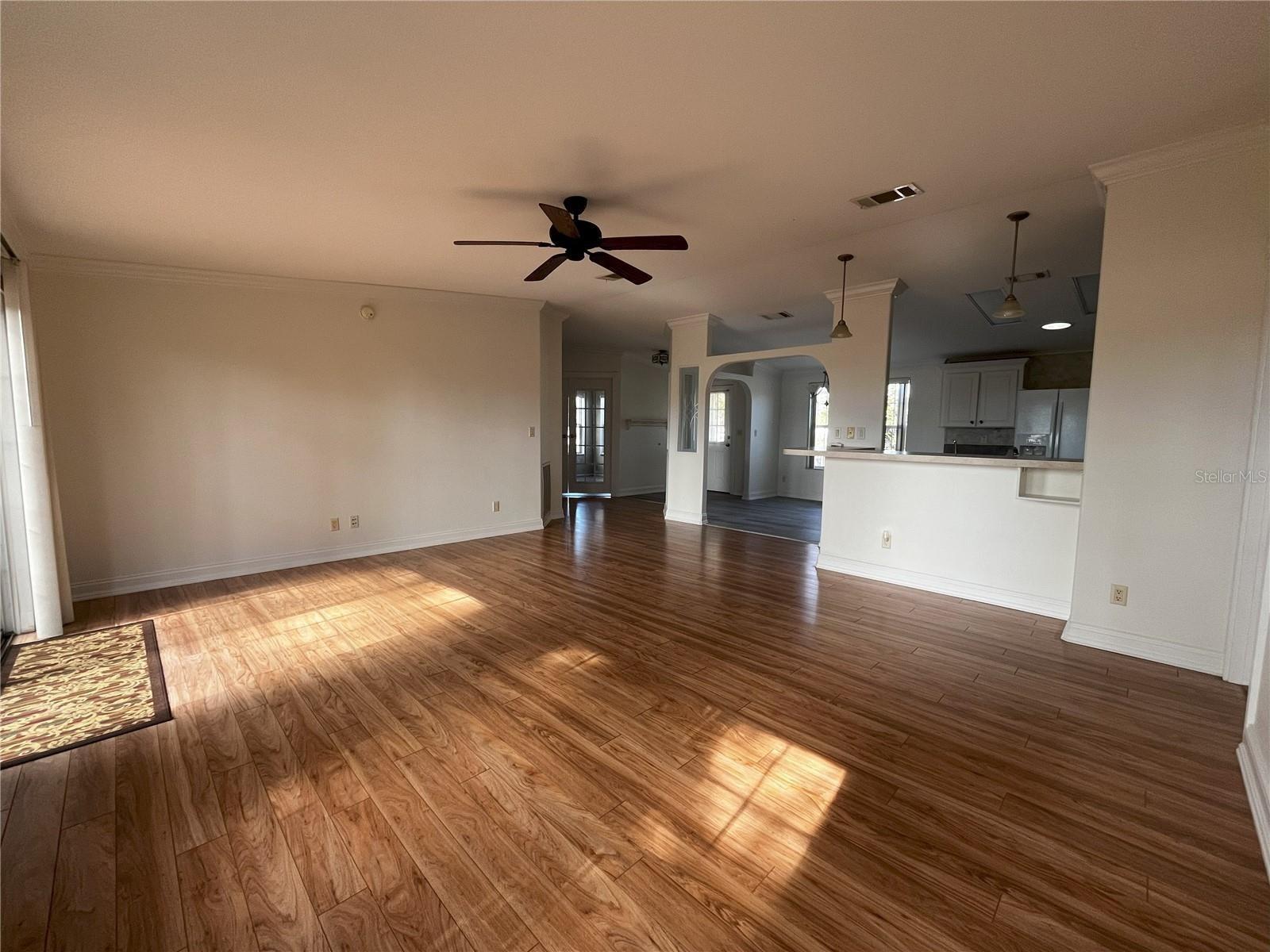 Listing photo id 1 for 14340 Midfield Street
