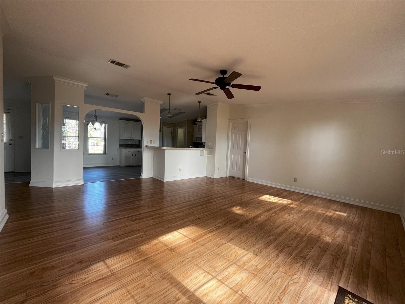 Listing photo id 2 for 14340 Midfield Street