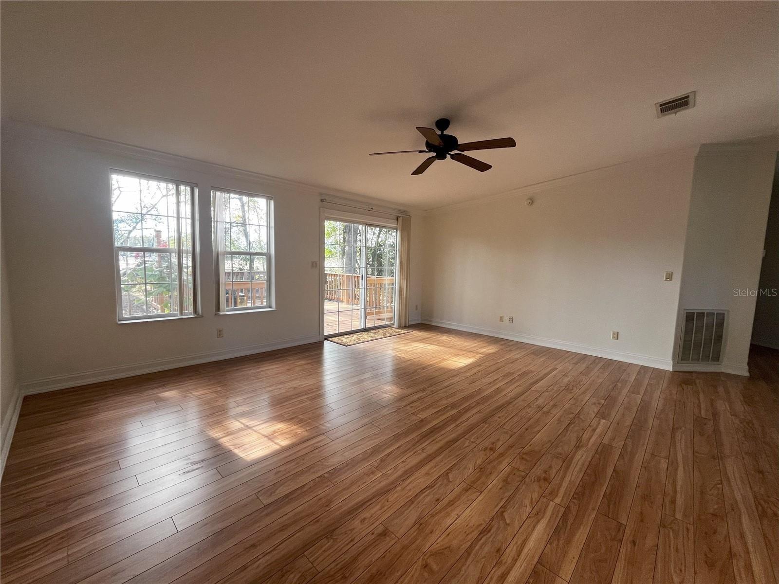 Listing photo id 3 for 14340 Midfield Street