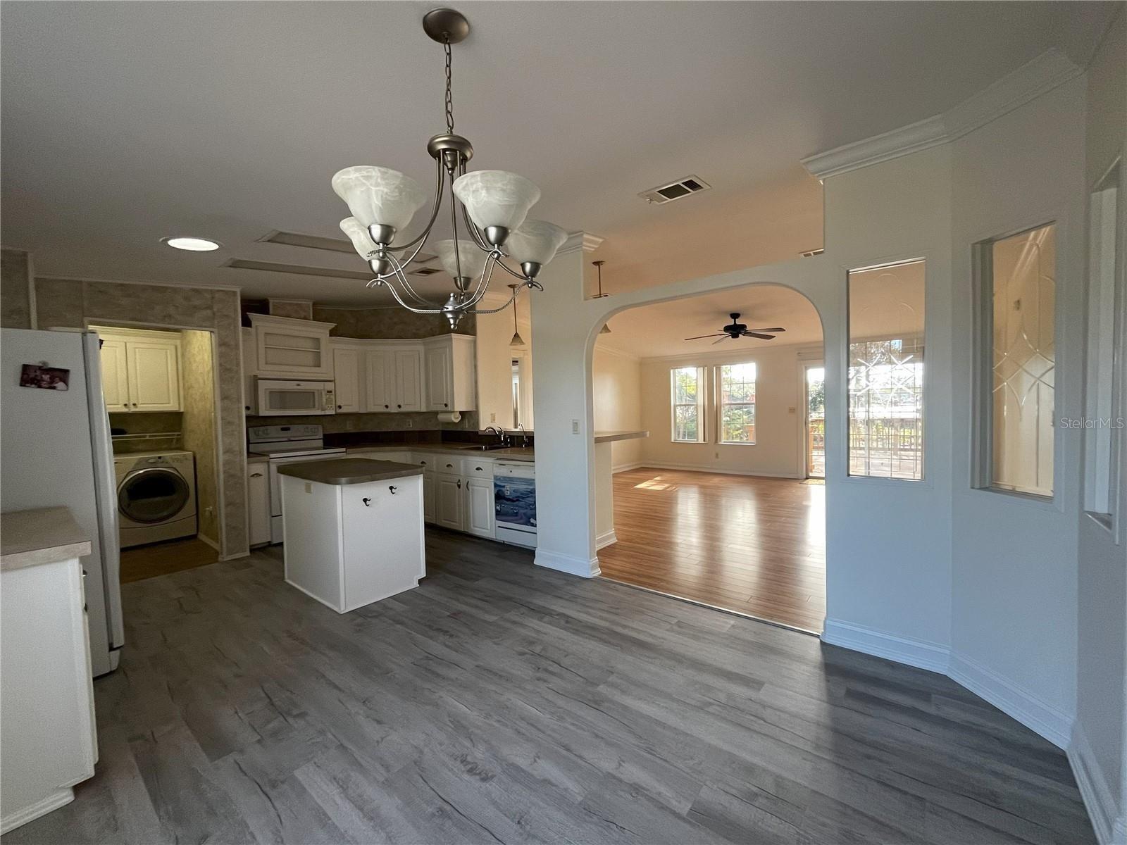 Listing photo id 4 for 14340 Midfield Street