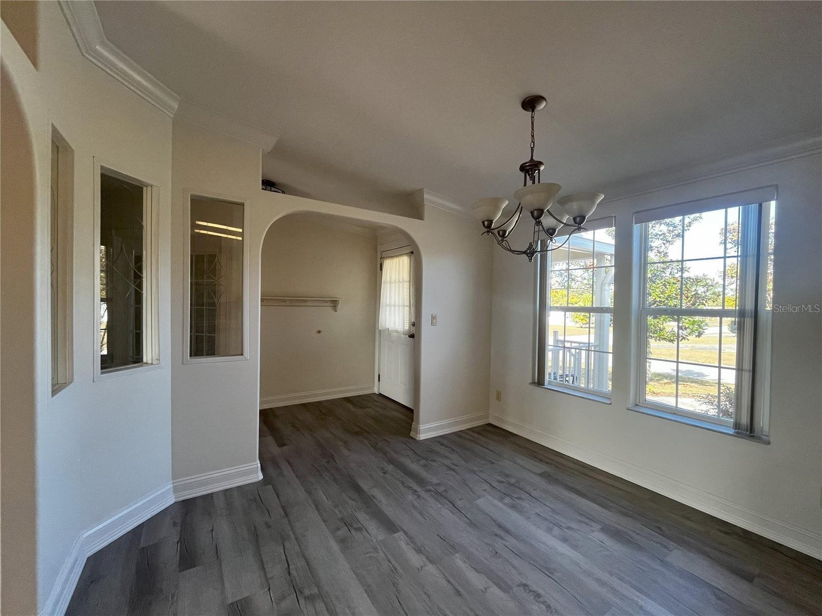 Listing photo id 5 for 14340 Midfield Street