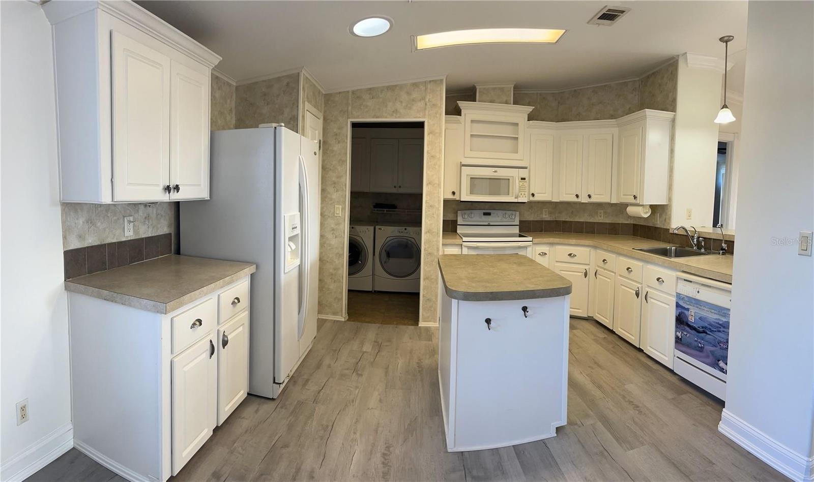 Listing photo id 7 for 14340 Midfield Street