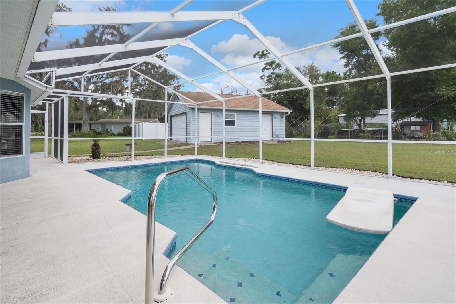 Listing photo id 2 for 33457 Westwood Drive