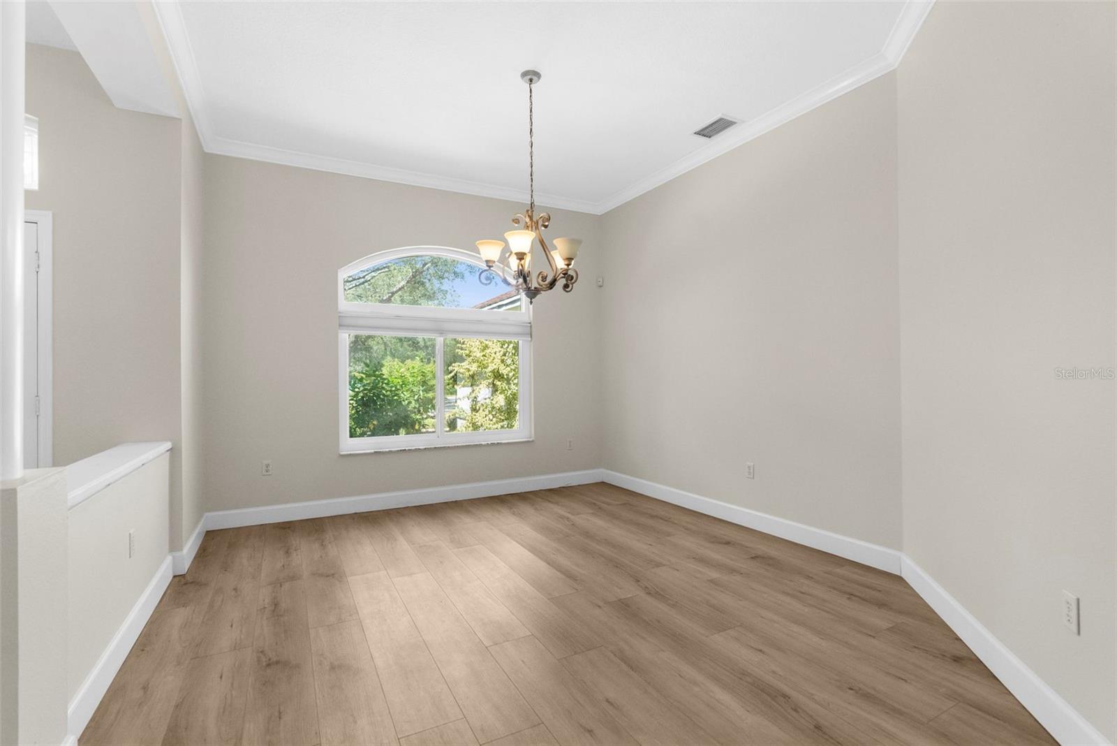 Listing photo id 11 for 14025 Warm Springs Court
