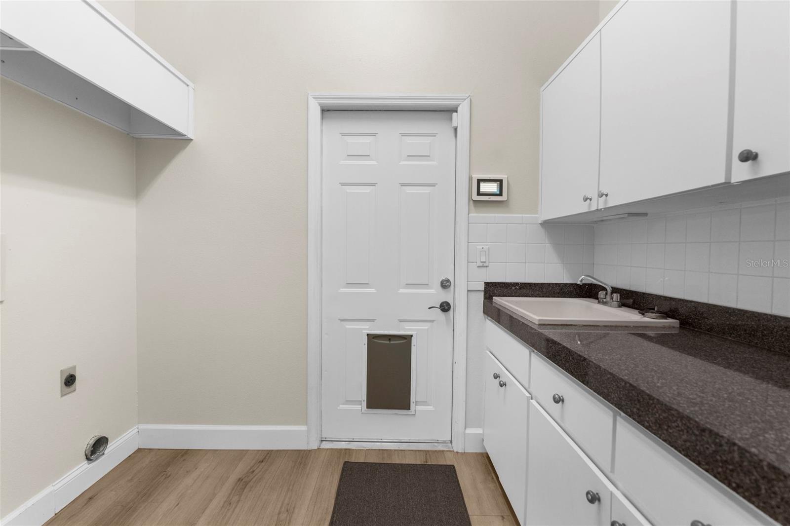 Listing photo id 41 for 14025 Warm Springs Court