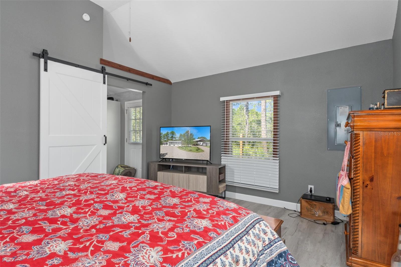 Listing photo id 9 for 10388 Suncoast Boulevard