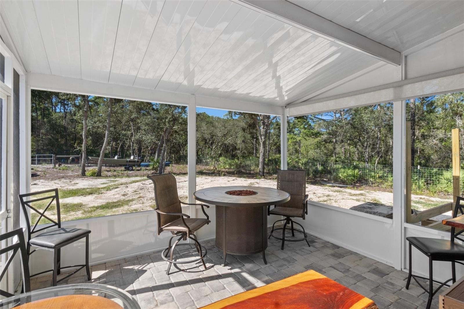 Listing photo id 17 for 10388 Suncoast Boulevard