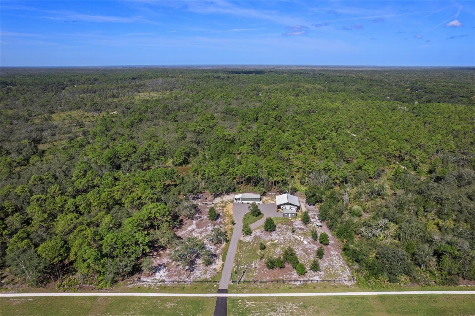 Listing photo id 27 for 10388 Suncoast Boulevard