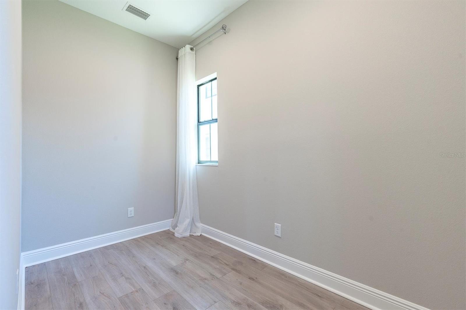 Listing photo id 12 for 4073 Maurice Avenue
