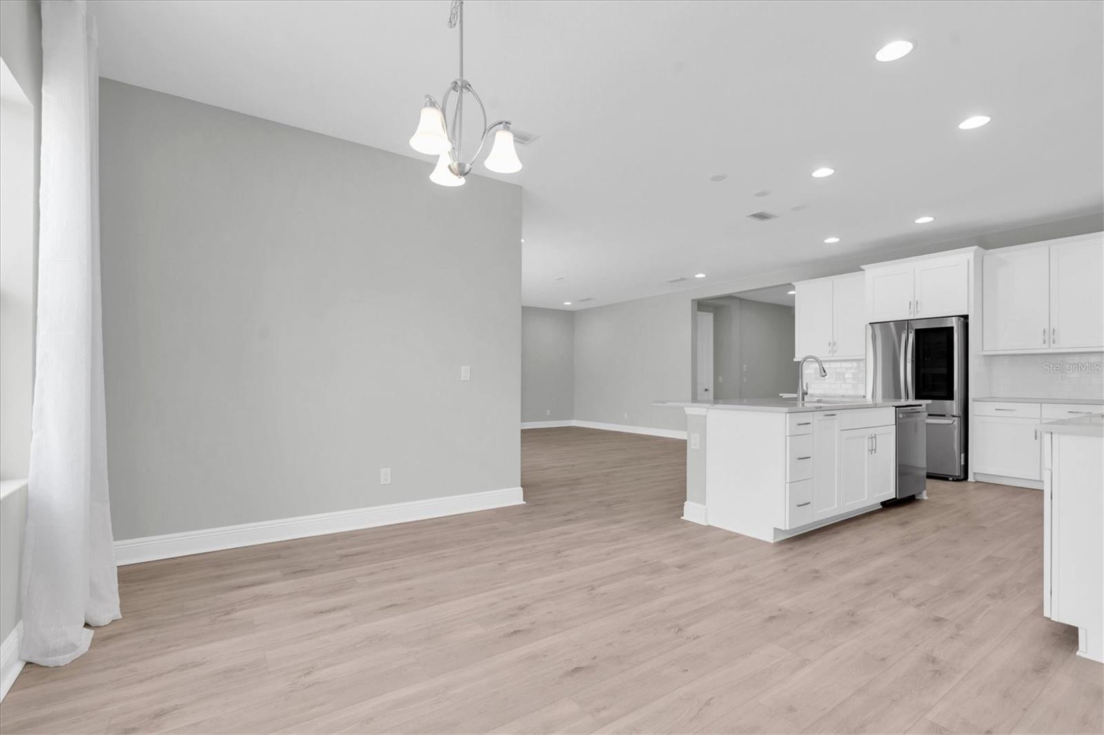 Listing photo id 14 for 4073 Maurice Avenue
