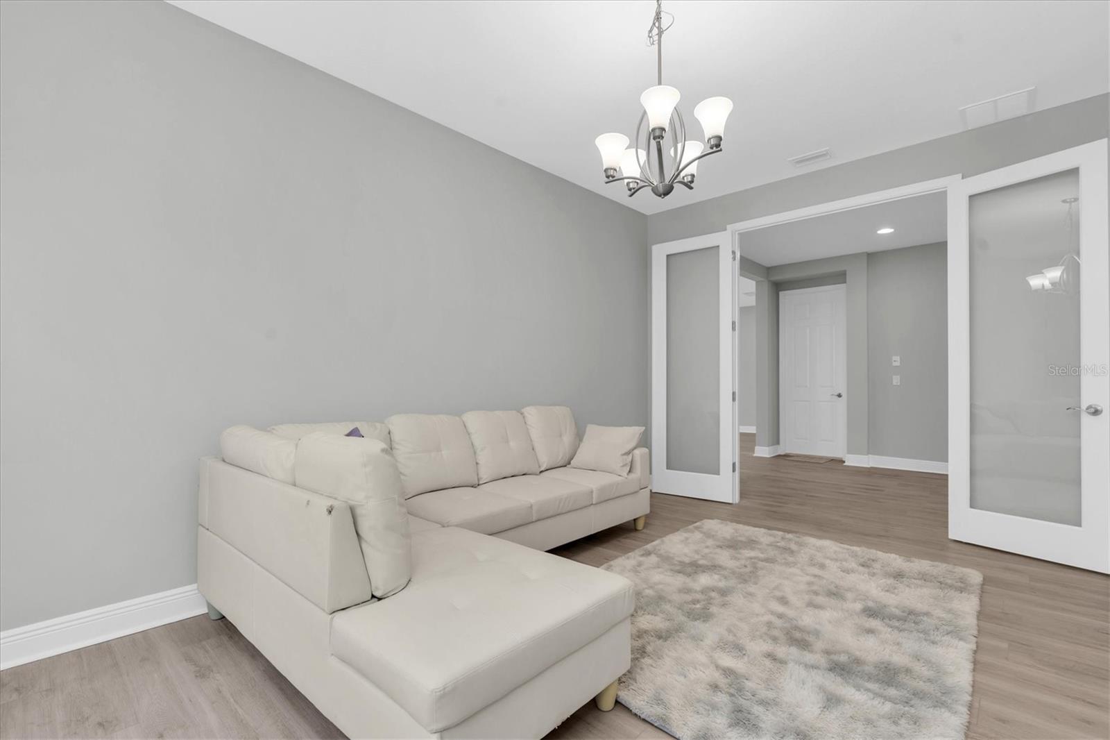Listing photo id 16 for 4073 Maurice Avenue